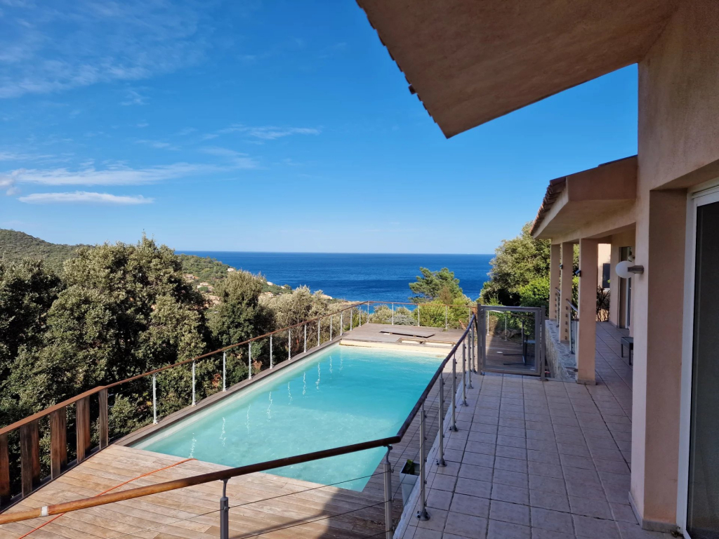 Découvrez les plus belles propriétés et maisons de charme avec vue mer en Corse. Investissez dans l’immobilier haut de gamme au cœur de la Méditerranée. 🌞