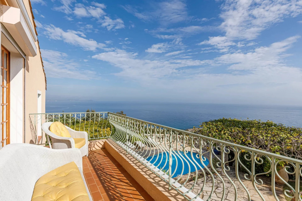 Découvrez les meilleures annonces de vente de propriétés de luxe aux Issambres. Villas avec vue mer, appartements raffinés et maisons de caractère vous attendent.