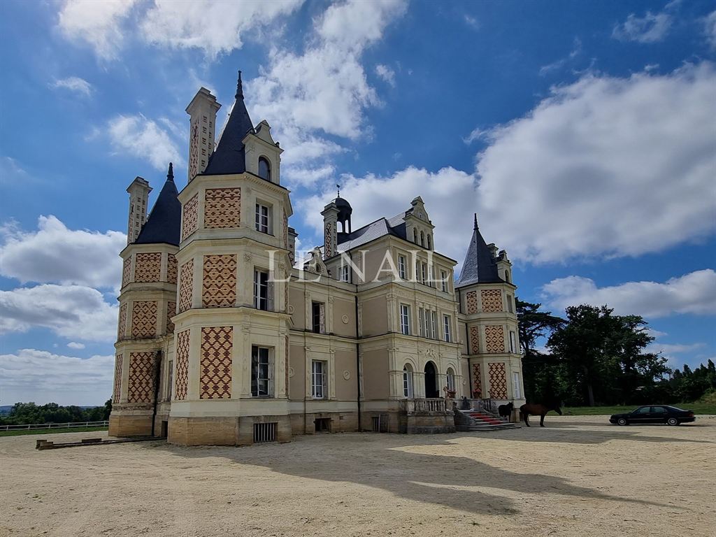 Luxury properties for sale in Angers: castles, character houses and prestigious apartments. Exceptional heritage of this city in Maine-et-Loire.