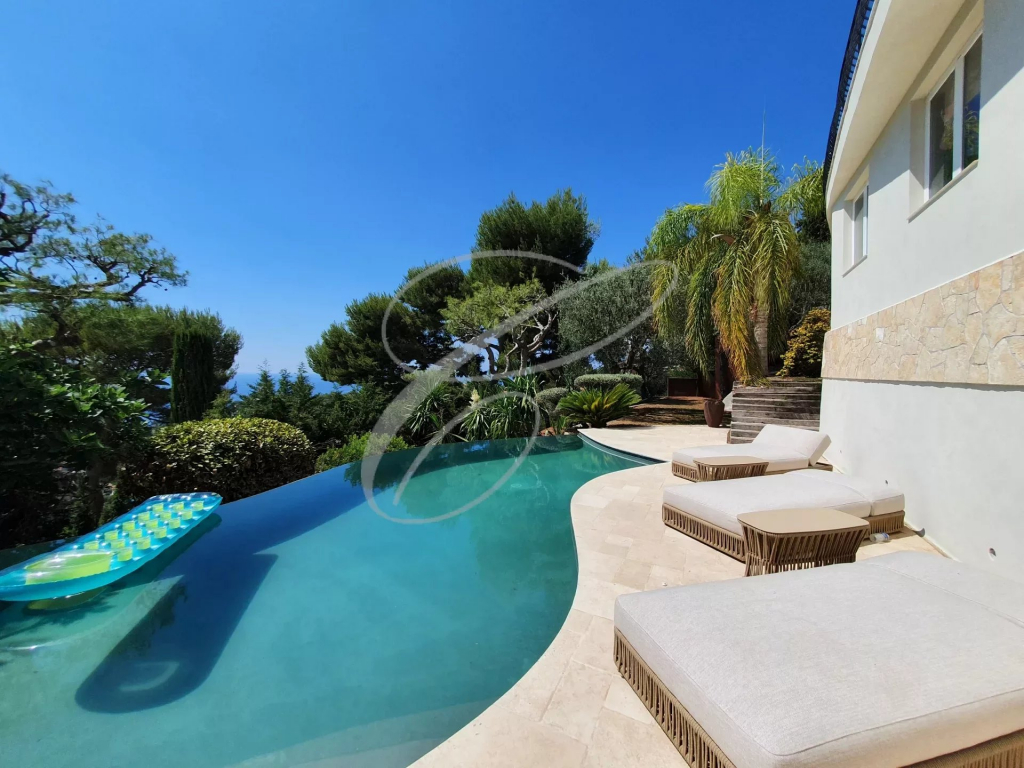 Découvrez les meilleures propriétés de luxe à vendre dans les Alpes-Maritimes. Villas, appartements et biens d'exception vous attendent sur la Côte d'Azur.