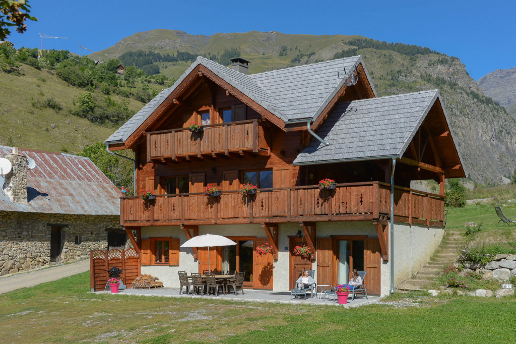 Vente de Propriétés de Luxe dans les Hautes-Alpes : Chalets et Demeures de Prestige