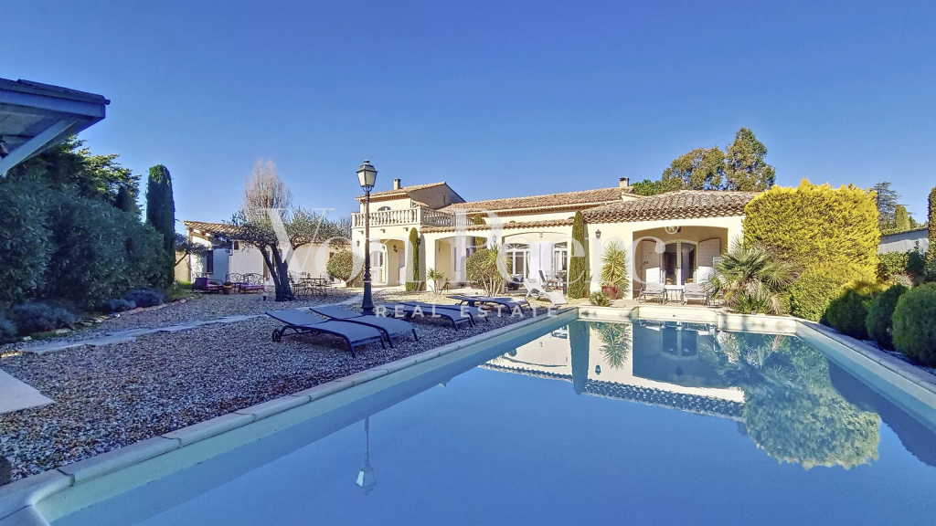 Vente de Propriétés de Luxe dans les Alpilles : Bastides et Villas de Prestige