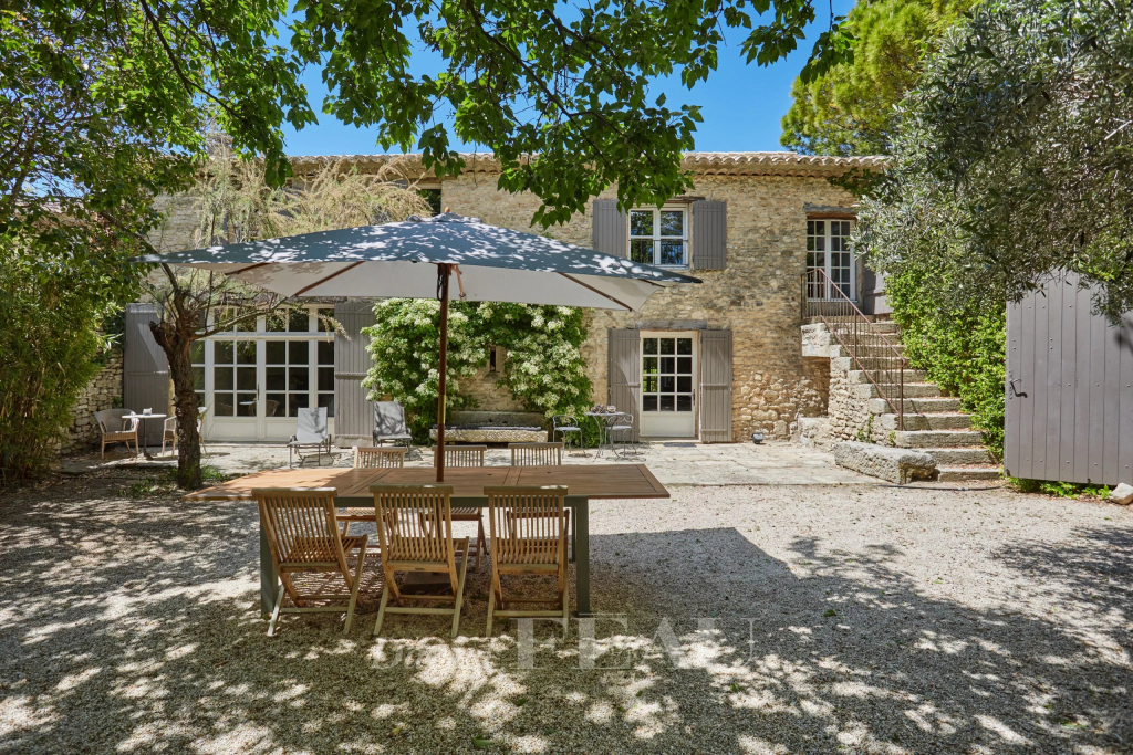Découvrez comment estimer la valeur de votre propriété de luxe à Gordes. Facteurs influençant le prix, tendances du marché et conseils d'experts.