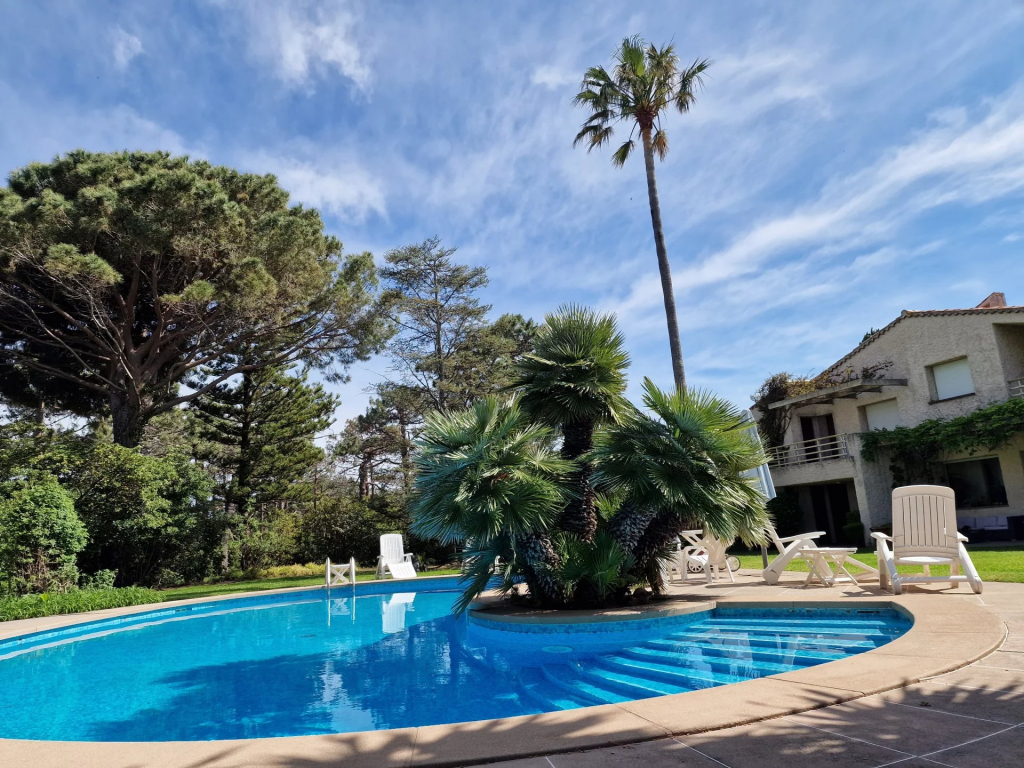 Découvrez les plus belles propriétés de prestige à vendre en Corse. Villas de luxe, maisons traditionnelles, et domaines privés vous attendent sur l'île de Beauté. 🌅