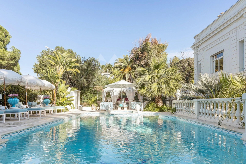 Découvrez des maisons de charme et villas de luxe à vendre sur la Côte d'Azur, entre mer et collines, dans les plus belles destinations de la French Riviera.