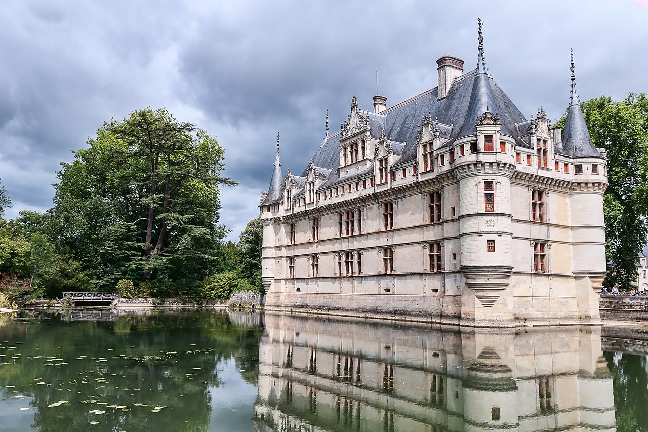 Architecture of 16th century castles