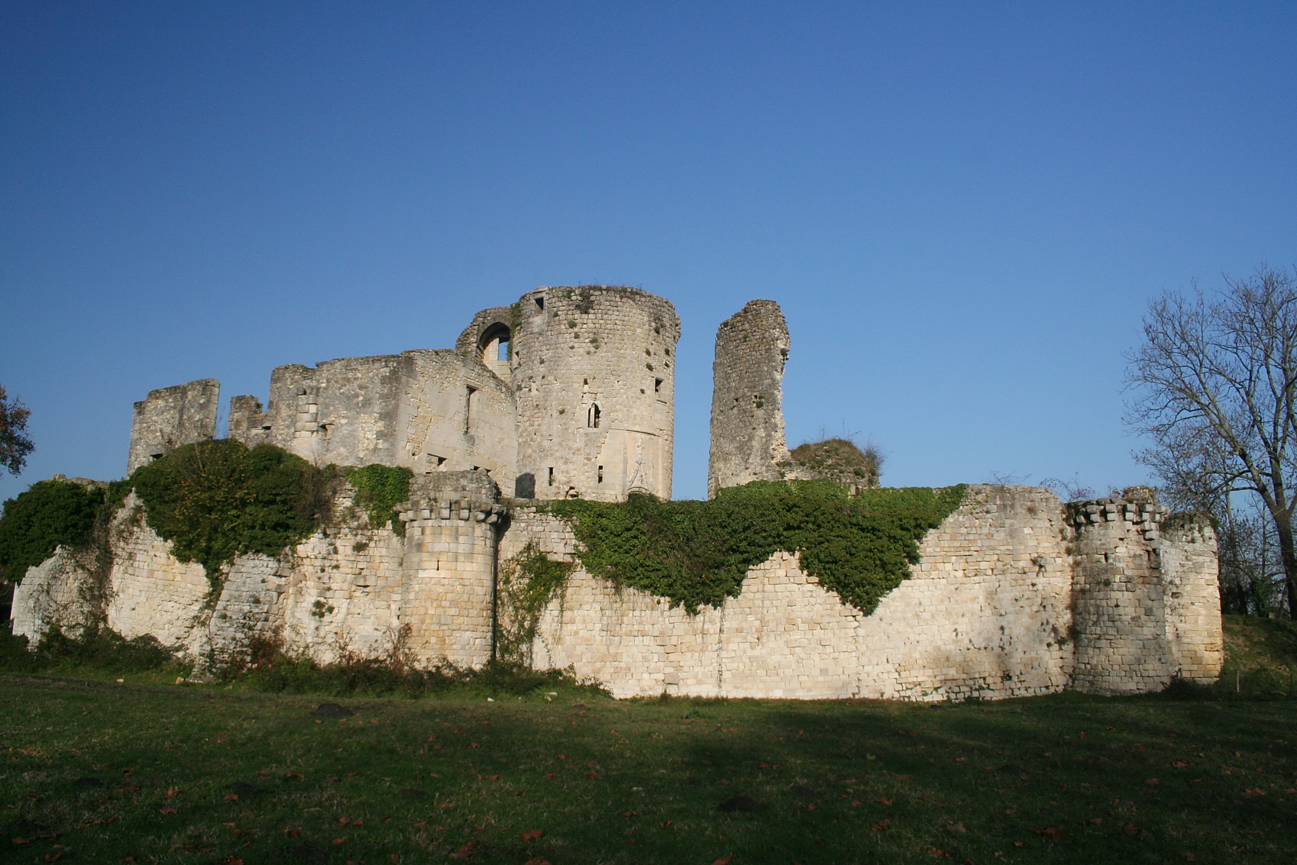 Château Médiéval à Vendre : Une Opportunité Unique d'Achat et les Avantages de Posséder un Trésor Historique Méta description (160 caractères) : Découvrez l'opportunité d'acheter un château médiéval à vendre. Apprenez les avantages de posséder un tel bien, son histoire, et les possibilités de rénovation. Introduction : Pourquoi Acheter un Château Médiéval à Vendre ? Posséder un château médiéval à vendre est bien plus qu’un simple achat immobilier, c'est l’opportunité d’acquérir un véritable patrimoine vivant. Ces monuments imposants, souvent chargés d’histoire, offrent un cadre de vie exceptionnel et un lien direct avec le passé. Que vous soyez passionné d’histoire, amateur d’architecture ou à la recherche d’un bien d’exception, l’achat d’un château médiéval peut devenir un projet fascinant et enrichissant. 🏰 Cependant, acheter un tel bien comporte aussi des défis, notamment en matière de restauration et de préservation. Il est donc essentiel de bien comprendre les implications légales et techniques liées à la propriété d'un château médiéval, notamment la réglementation concernant les monuments historiques. 📜 Qu'est-ce qu'un Château Médiéval à Vendre ? Un château médiéval est une forteresse ou un manoir datant du Moyen Âge, construit pour défendre un territoire ou pour en faire une résidence seigneuriale. Ces structures imposantes sont souvent caractérisées par des murs épais, des tours, des douves, des ponts-levis et des éléments architecturaux uniques qui témoignent de l’ingéniosité de leur époque. 🏰 Les châteaux médiévaux à vendre peuvent être des constructions partiellement restaurées ou des bâtiments nécessitant des travaux de rénovation importants. En général, ces propriétés sont classées ou inscrites dans les registres des monuments historiques, ce qui les soumet à des règles de conservation strictes. 🏛️ Les Avantages de Posséder un Château Médiéval Posséder un château médiéval offre de nombreux avantages qui attirent les acheteurs à la recherche de l’exceptionnel. Voici quelques-uns des principaux bénéfices : Un Patrimoine Unique : Un château médiéval est un témoin vivant d’une époque révolue. Il regorge de secrets historiques, de détails architecturaux fascinants et d’une atmosphère incomparable. 🏰 Une Propriété Rare et Précieuse : Ces châteaux sont des biens extrêmement rares, souvent recherchés par les passionnés d’histoire, les investisseurs et les personnes en quête de propriétés d’exception. Cela les rend particulièrement attractifs sur le marché immobilier. 💼 Possibilité de Restauration : Si le château est en mauvais état, vous pouvez entreprendre une rénovation complète pour le réhabiliter selon vos goûts tout en respectant son caractère historique. Cela peut également augmenter sa valeur à long terme. 🔨 Valorisation patrimoniale : En possédant un château médiéval, vous devenez un acteur de la préservation du patrimoine culturel, contribuant ainsi à l’enrichissement de notre histoire collective. 📚 Un Cadre de Vie Exceptionnel : Vivre dans un château médiéval, c’est s’offrir un cadre de vie magnifique et hors du commun, avec des pièces majestueuses, des jardins splendides et une vue imprenable sur les alentours. 🌳 Les Défis d’Acheter un Château Médiéval Bien que l’achat d’un château médiéval offre de nombreux avantages, il comporte aussi certains défis importants à considérer : Coûts de Restauration Élevés : La restauration d’un château médiéval peut être coûteuse et nécessite des spécialistes dans la conservation du patrimoine. Les matériaux et les techniques de rénovation doivent être adaptés pour préserver l’intégrité historique du bâtiment. 💸 Régulations et Restrictions : Si le château est inscrit comme monument historique, vous devrez respecter des réglementations strictes sur les travaux de rénovation, l’aménagement du terrain, et parfois même sur l’ouverture au public. ⚖️ Entretien Permanent : Un château médiéval demande un entretien constant, car les matériaux comme la pierre, le bois ou les toitures anciennes se dégradent avec le temps. Cela nécessite un budget et un engagement à long terme pour le maintenir en bon état. 🔧 Accès au Marché Immobilier Restreint : Les châteaux médiévaux sont des propriétés rares, et le marché immobilier pour ce type de bien est souvent limité. Trouver un château médiéval à vendre peut être une mission difficile, mais une fois trouvé, c’est une opportunité précieuse. 📈 Comment Acheter un Château Médiéval à Vendre ? L’achat d’un château médiéval est une démarche importante et nécessite une préparation minutieuse. Voici les étapes à suivre : Faire des Recherches Approfondies : Avant d’acheter, il est essentiel de se renseigner sur l’histoire du château, son état actuel et son statut juridique (classé ou inscrit). Cela vous aidera à comprendre les implications légales de votre achat. 🔍 Évaluer l’État du Bien : Il est primordial de faire inspecter le château par des experts en patrimoine. Cela permettra d’identifier les travaux nécessaires et d’estimer les coûts de rénovation. 🛠️ Consulter des Professionnels : Un notaire spécialisé ou un avocat en droit immobilier pourra vous guider dans le processus d’acquisition d’un bien aussi particulier. 📑 Explorer les Aides et Subventions : Si le château est inscrit au patrimoine historique, il peut bénéficier d’aides pour sa restauration. Cela peut inclure des subventions de l’État, des collectivités locales ou des fondations. 💶 Respecter les Règles de Conservation : Une fois le bien acheté, vous devrez respecter les règles de conservation en vigueur et faire attention à l’authenticité du bâtiment, surtout si vous entreprenez des travaux de rénovation. 🏛️ Conclusion : Acheter un Château Médiéval, un Engagement pour l'Avenir Acheter un château médiéval à vendre est une aventure extraordinaire qui vous permet de devenir le propriétaire d’un bien exceptionnel tout en contribuant à la préservation du patrimoine historique. Cependant, un tel achat nécessite une préparation soignée, une évaluation des coûts de restauration et une bonne connaissance des régulations en vigueur. Avec les bons conseils et une gestion appropriée, l'achat d'un château médiéval peut être un investissement enrichissant, à la fois sur le plan personnel et patrimonial. 🌍