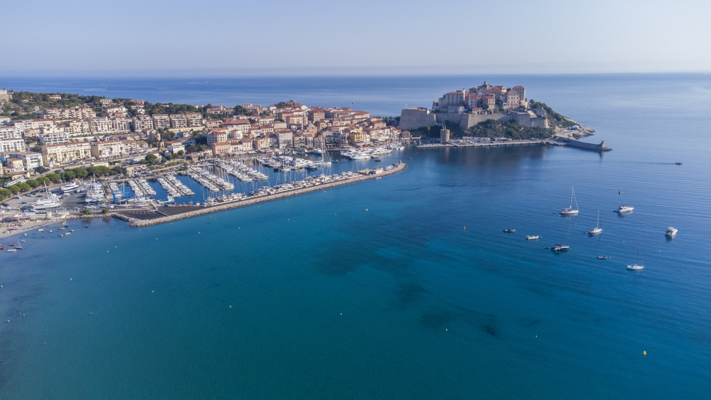 Découvrez nos propriétés de luxe en Corse avec accès privé à la plage. Villas, maisons, et résidences d'exception au cœur d'un cadre naturel idyllique. 🌅