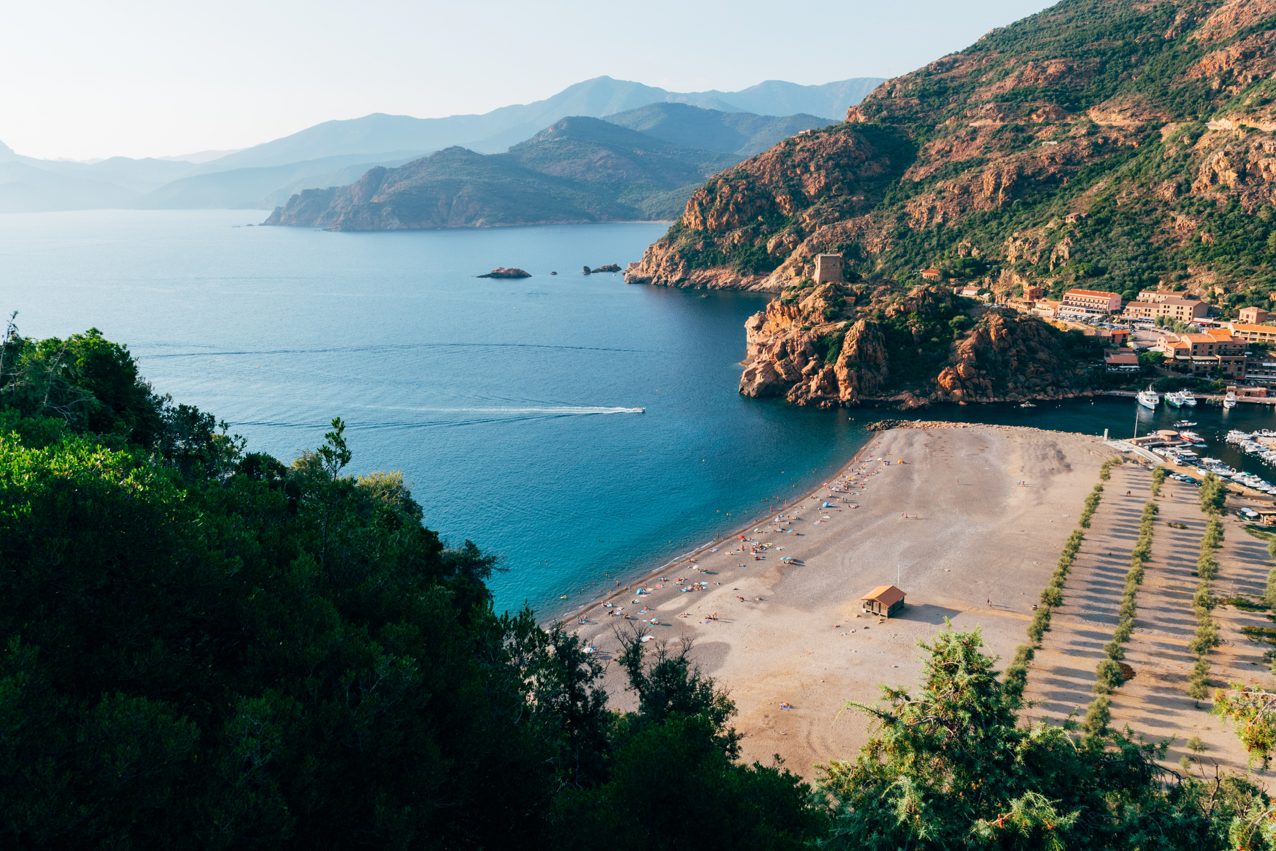 Découvrez le marché immobilier de luxe en Corse : propriétés prestigieuses, villas, maisons de caractère et châteaux avec vue mer et paysages exceptionnels. 🌟