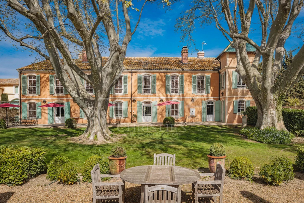Vente de Maisons de Caractère en France - Propriétés de Charme. Découvrez les Maisons de Caractère Emblématiques de Chaque Région en France.