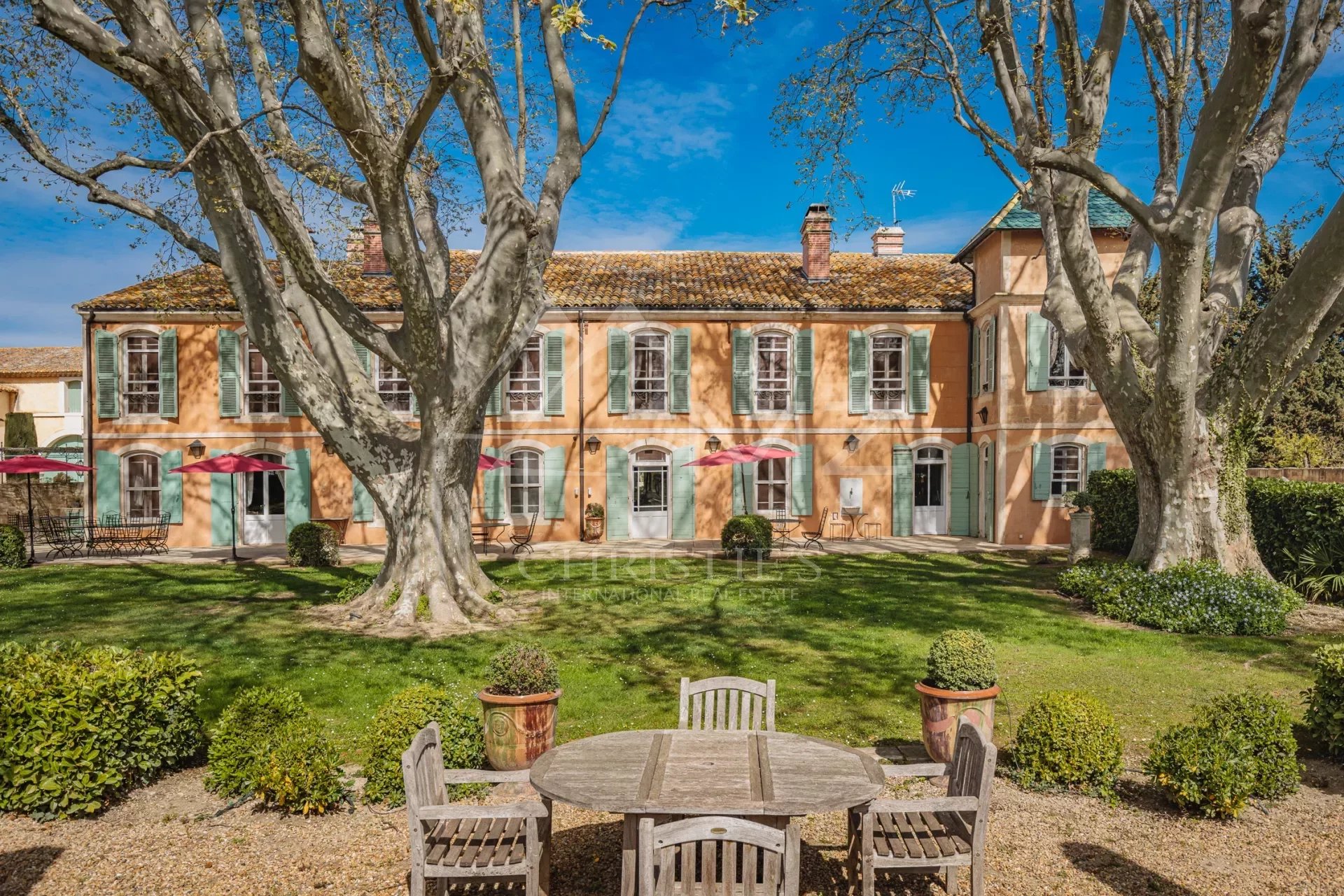 Vente de Maisons de Caractère en France - Propriétés de Charme. Découvrez les Maisons de Caractère Emblématiques de Chaque Région en France.