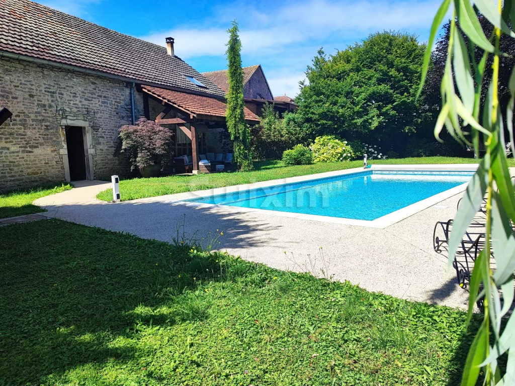 Découvrez des propriétés de luxe et de charme en Bourgogne : châteaux, maisons de maître, villas d'exception à vendre dans cette région riche en histoire. 🏡🍷