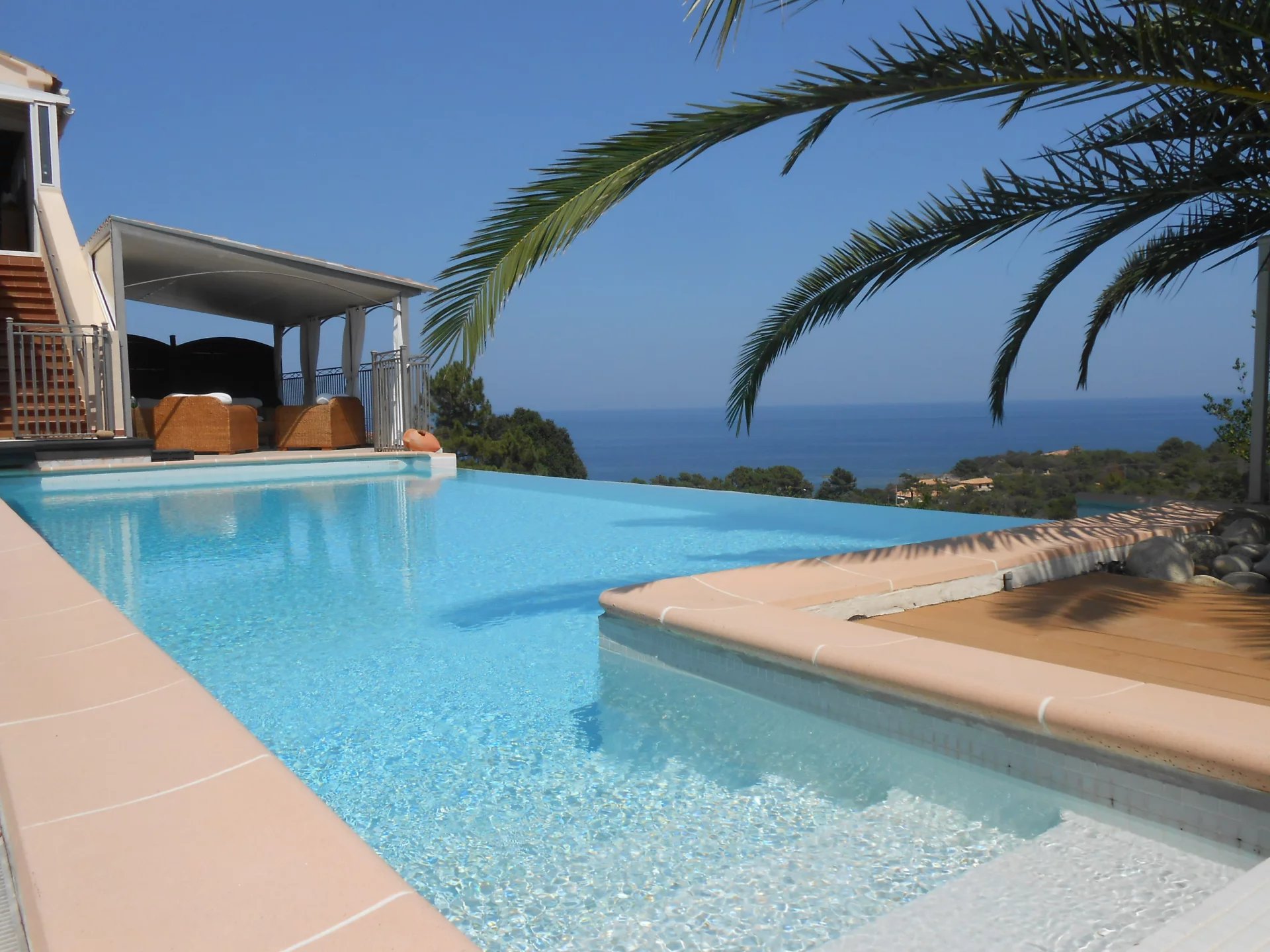 Découvrez les opportunités d'investissement dans l'immobilier de luxe en Corse. Villas, maisons et propriétés exceptionnelles au cœur de la Méditerranée. 🌊