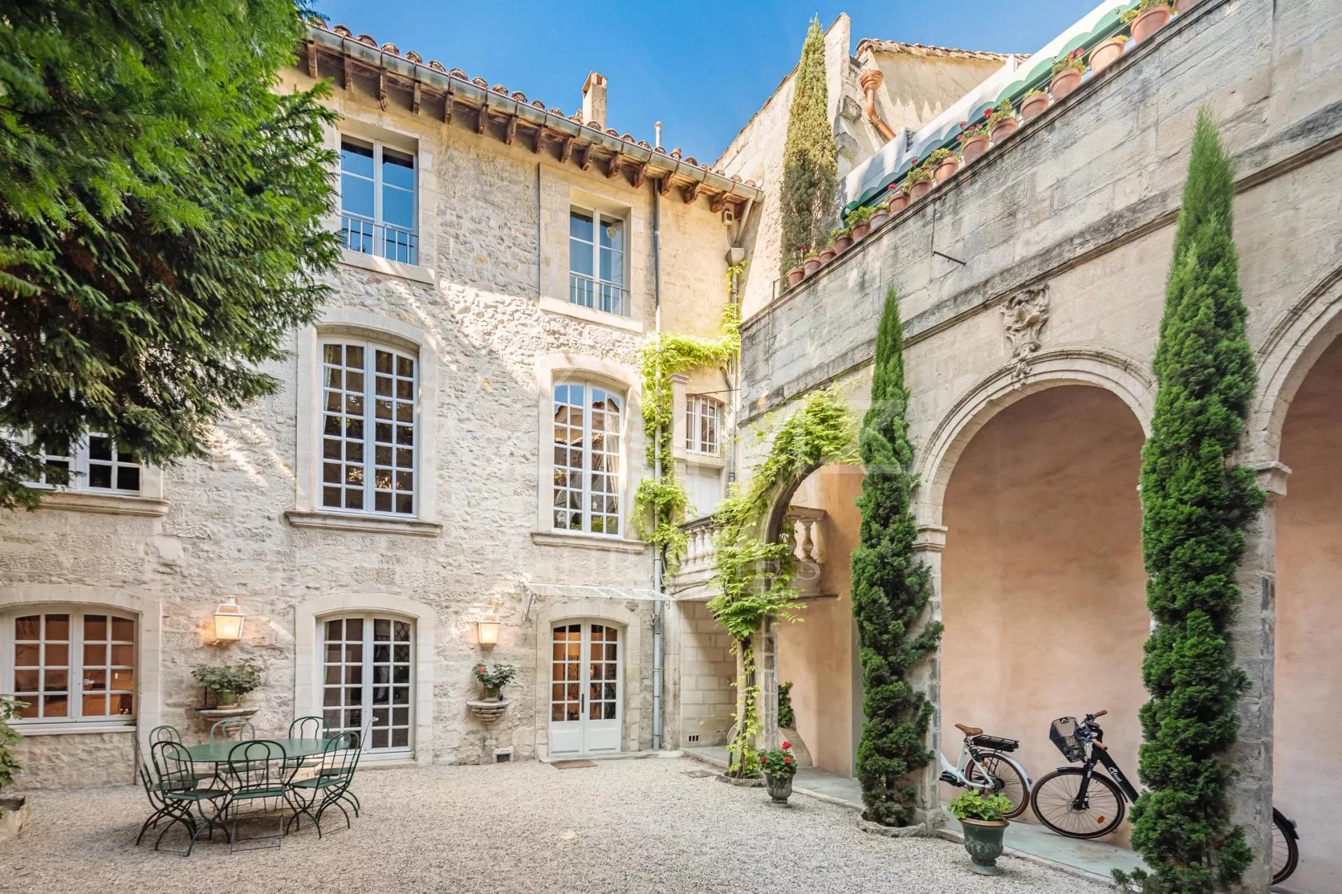 Discover advertisements for luxury houses, villas and properties for sale in Avignon. Exclusive properties in a city with a rich historical heritage.