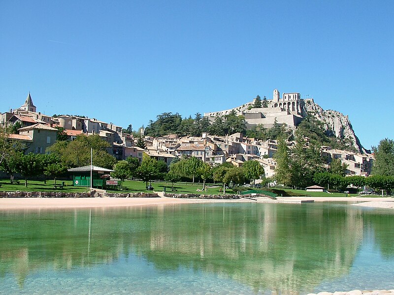 Discover advertisements for luxury houses, villas and properties for sale in Sisteron, a town with Provençal charm, between mountains and preserved nature.