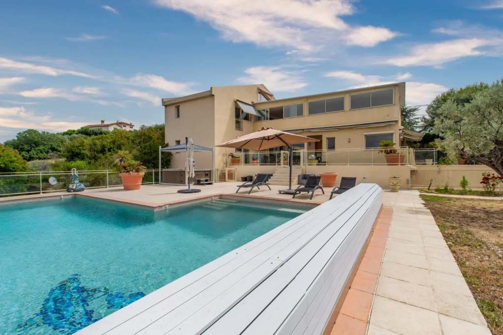 Achetez une propriété de luxe à Cagnes-sur-Mer : villas modernes, maisons de caractère et appartements de prestige dans un cadre méditerranéen unique.