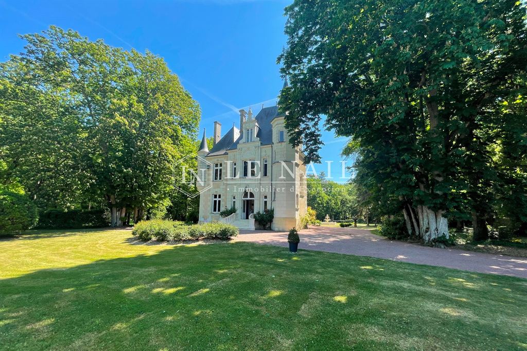 Propriétés de luxe en Indre-et-Loire : châteaux, manoirs et villas de prestige à vendre dans cette région pleine d’histoire et de beauté naturelle. 🏡✨