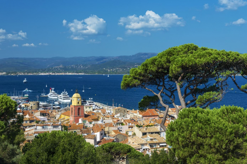 Découvrez les meilleures annonces immobilières de luxe à Saint-Tropez. Villas, maisons de prestige, propriétés exceptionnelles dans le Var à vendre. 🏖️