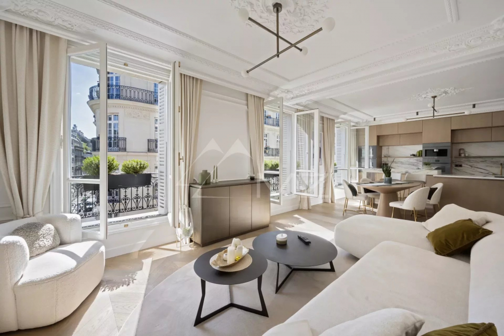 Luxury Real Estate Sale in Paris 8th: Quantified Analysis of Prices and Trends