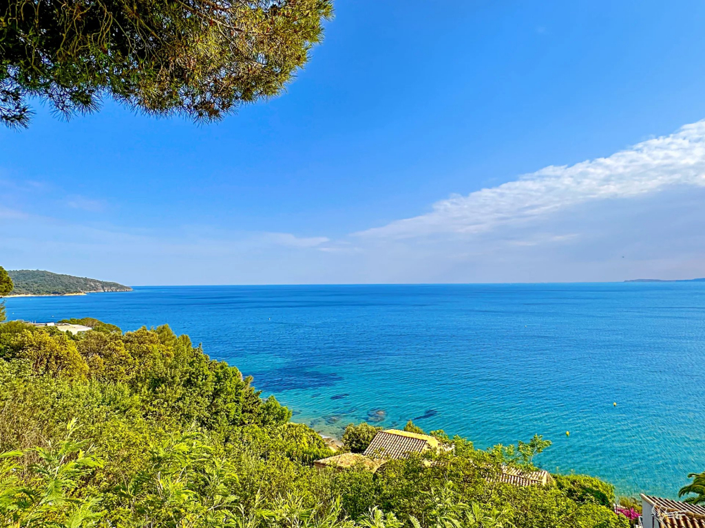 Découvrez les annonces de villas avec vue mer à vendre à La Croix-Valmer, un havre de paix sur la Côte d’Azur, offrant luxe, confort et panoramas exceptionnels.