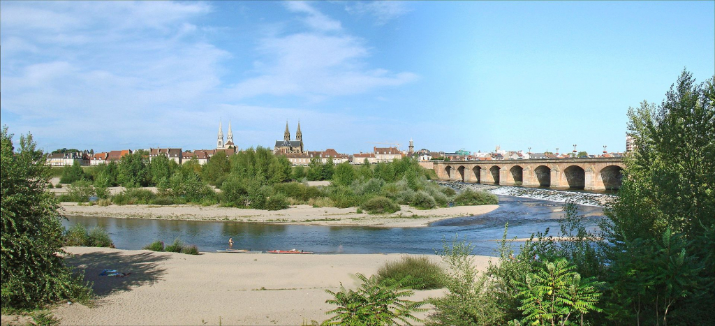 Découvrez les maisons, villas et propriétés de luxe dans l'Allier : des villas modernes, des propriétés au charme historique et des domaines uniques. 🏰🌳