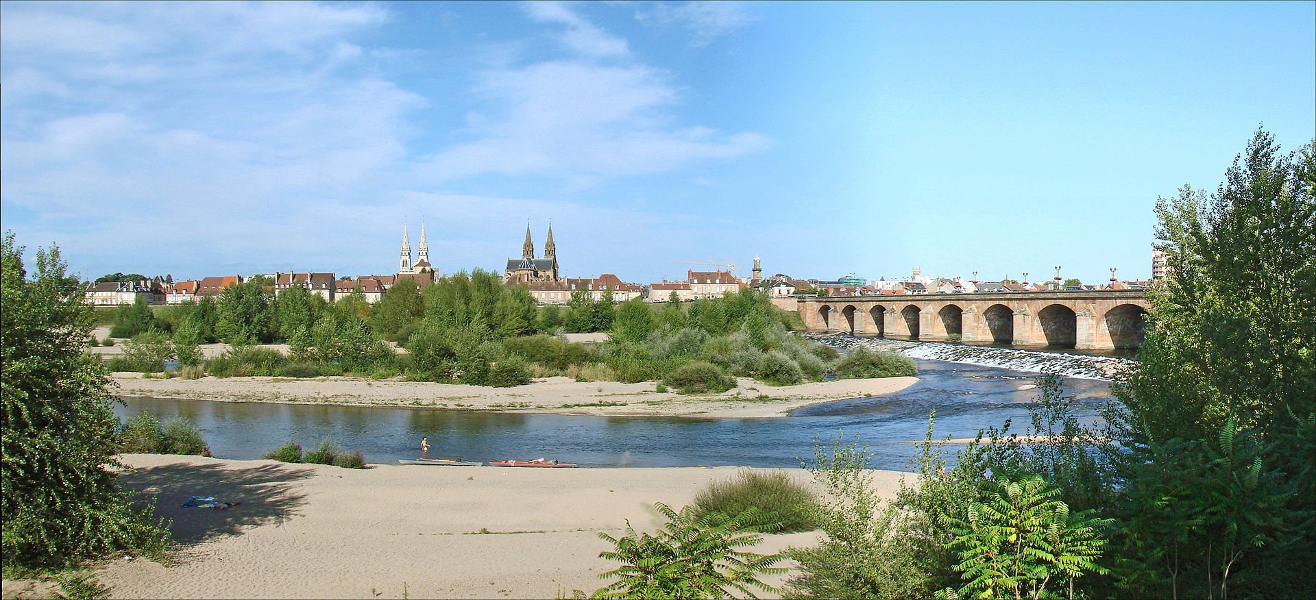 Découvrez les maisons, villas et propriétés de luxe dans l'Allier : des villas modernes, des propriétés au charme historique et des domaines uniques. 🏰🌳