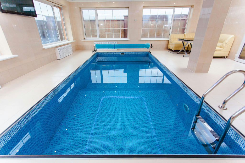 Découvrez les avantages et les caractéristiques d'une piscine intérieure de luxe dans votre villa. Un espace de confort et de raffinement accessible toute l'année.