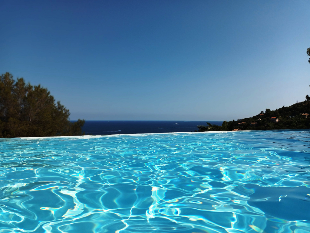 Discover the luxury houses and villas for sale in Issambres. Take advantage of an exceptional living environment and investment opportunities on the Côte d&#39;Azur.