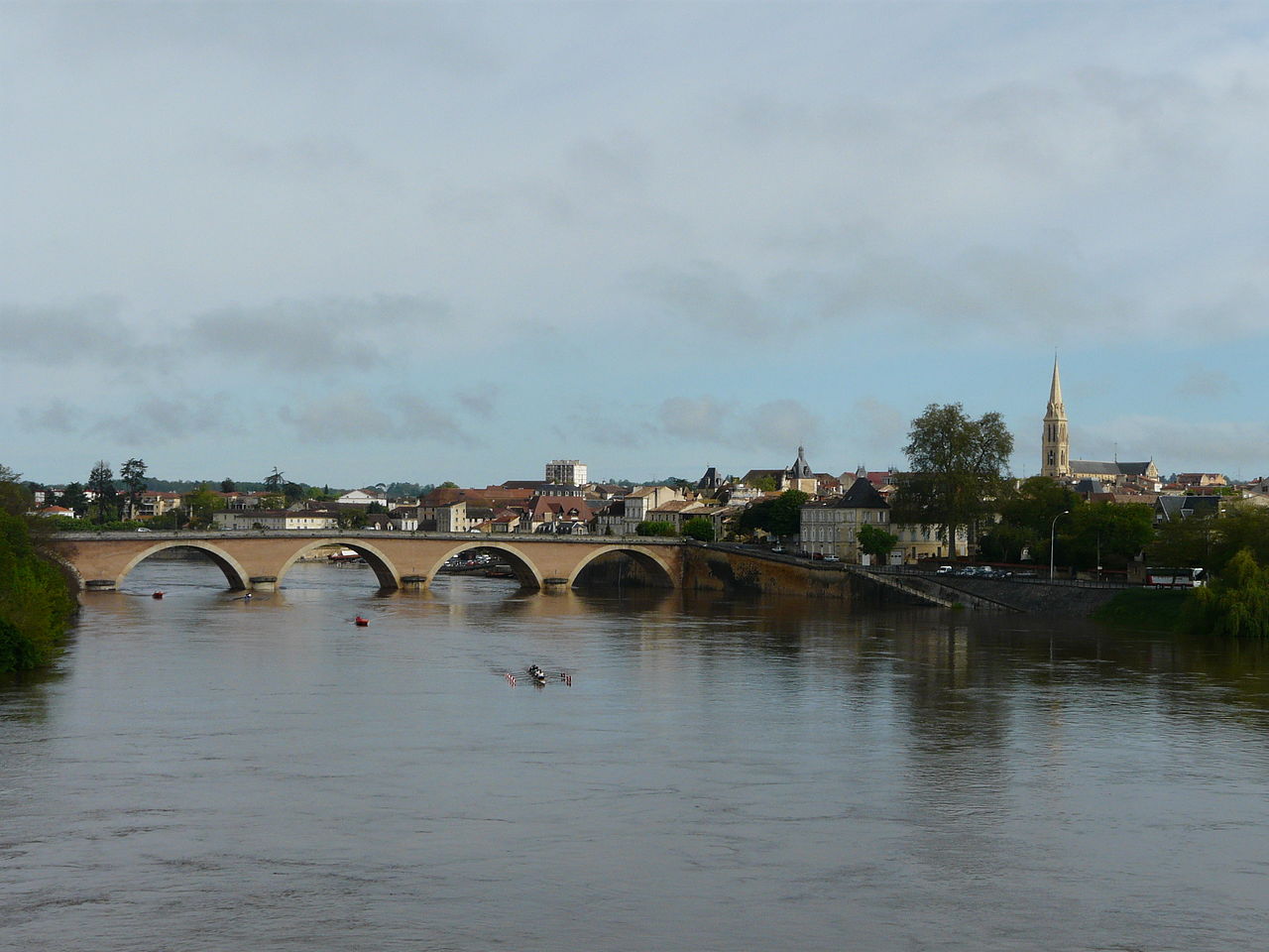 Discover the houses, luxury villas and properties with swimming pools for sale in Bergerac. Tips for buyers and sellers in this upscale market.