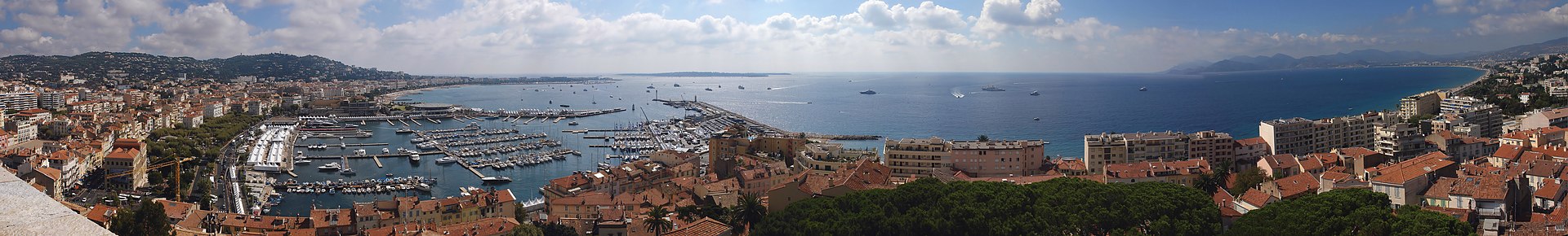 Découvrez nos annonces d'appartements de standing avec vue mer à vendre à Cannes. Investissez dans un bien d'exception sur la Côte d'Azur !