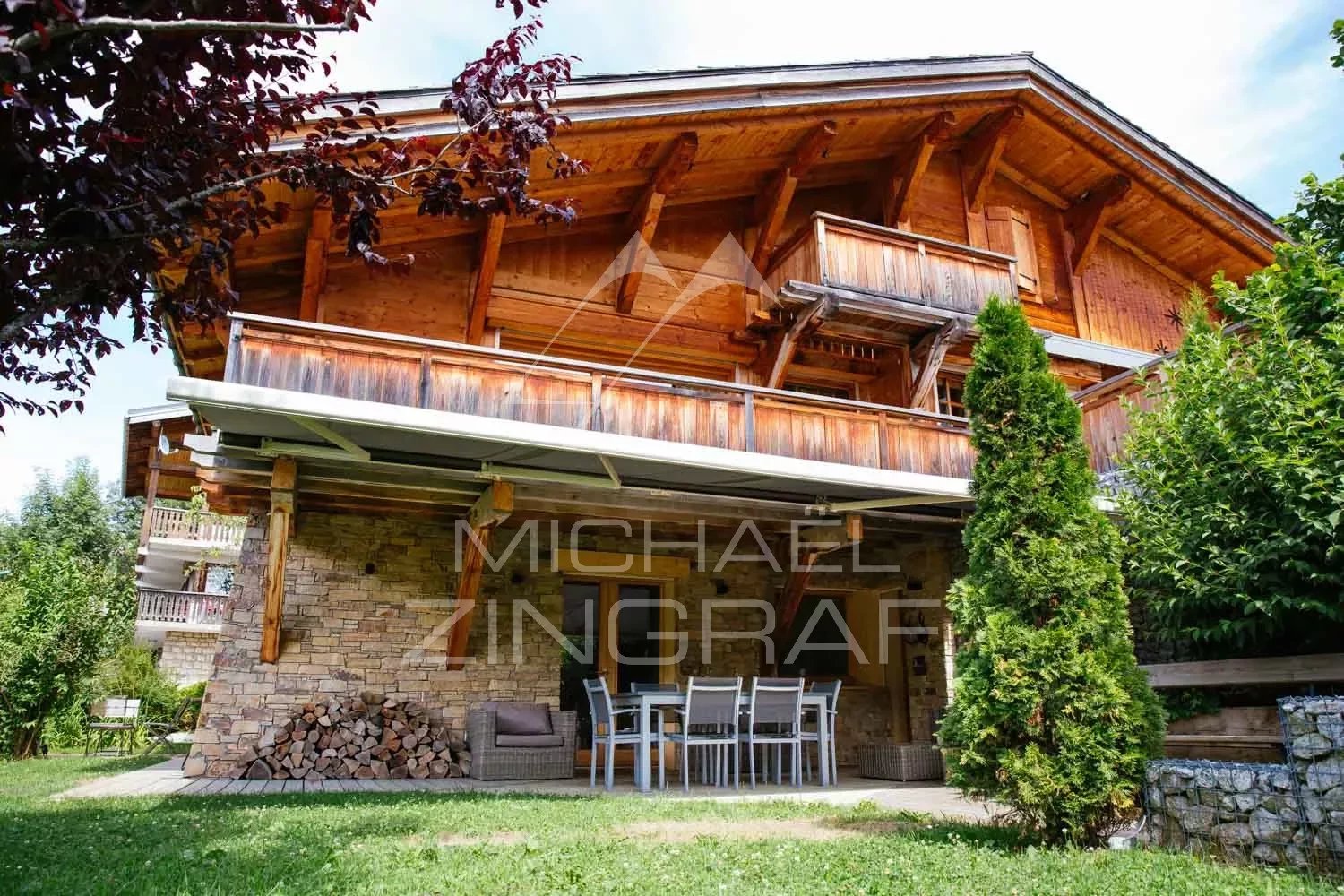 Discover our advertisements for charming and luxury chalets in Megève. Enjoy a unique mountain experience with exceptional properties for sale.