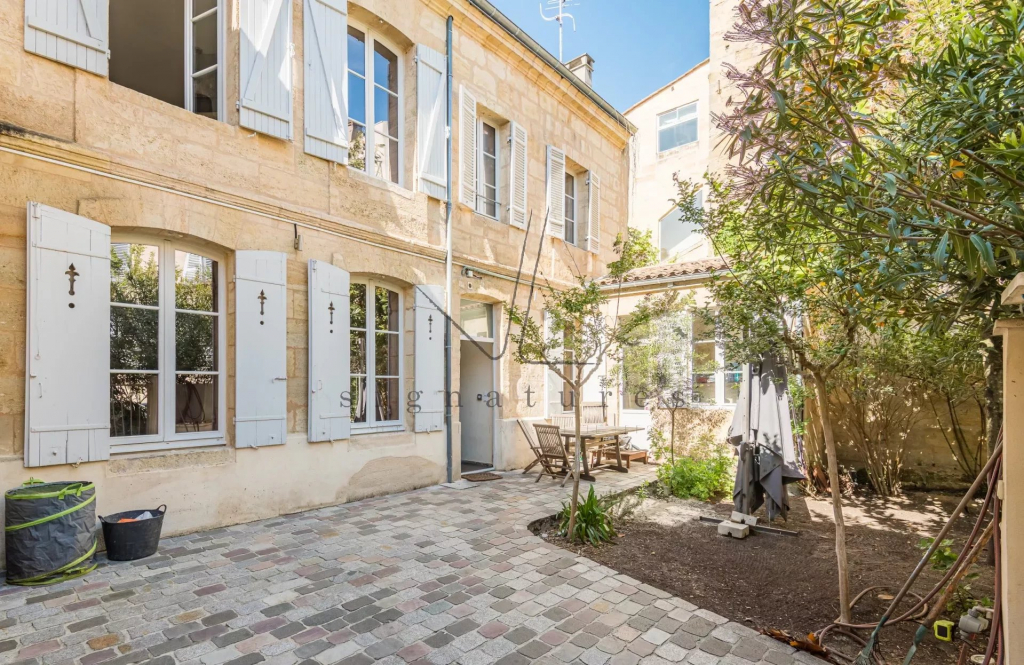 Consultez nos annonces de maisons et villas de luxe à vendre à Bordeaux. Propriétés d'exception avec piscine, dans une ville au charme unique et dynamique.