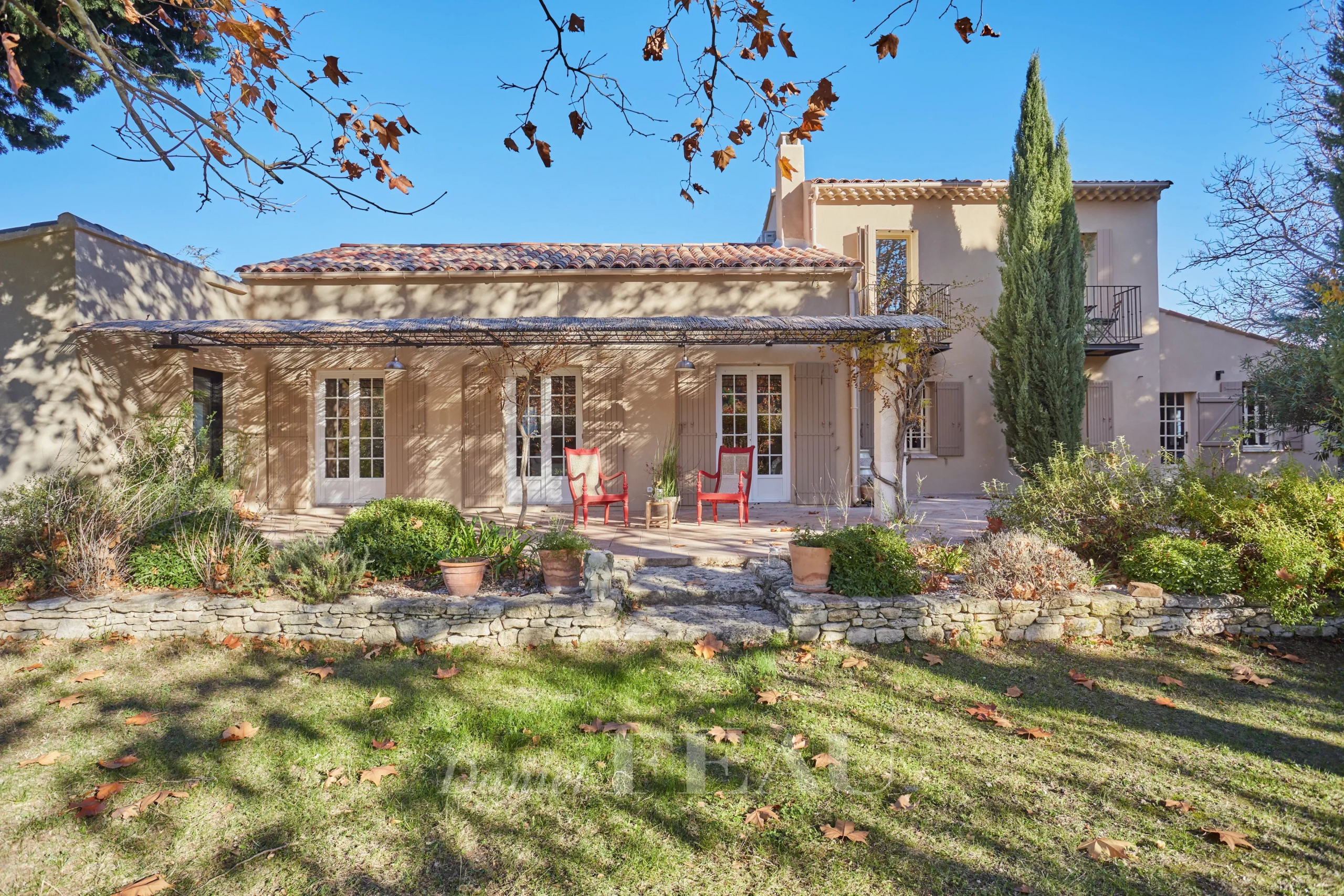 Explorez le marché de l'immobilier de luxe à Lourmarin : tendances, prix, conseils pour acheter ou vendre une propriété d'exception.
