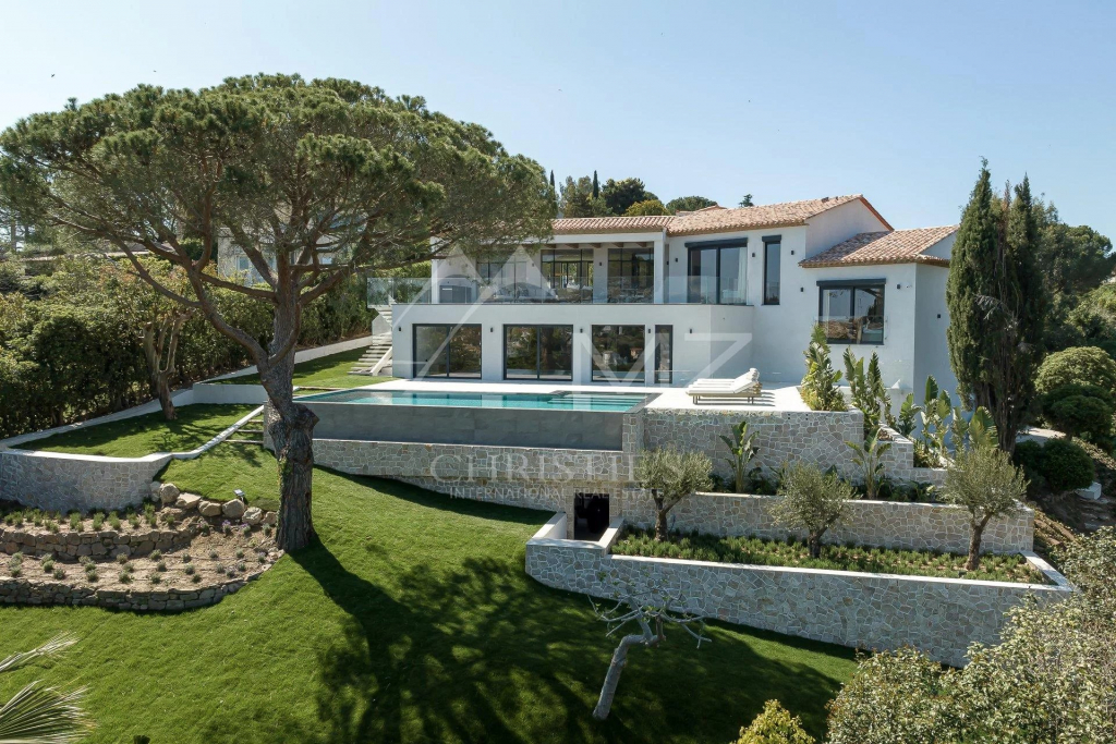 Découvrez nos annonces de maisons, villas et propriétés de luxe à vendre à Vallauris. Investissez dans un bien d'exception sur la Côte d'Azur.