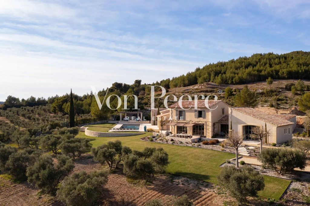 Annonces de bastides authentiques à vendre à Maussane-les-Alpilles. Trouvez votre propriété provençale au cœur des Alpilles avec charme et caractère.
