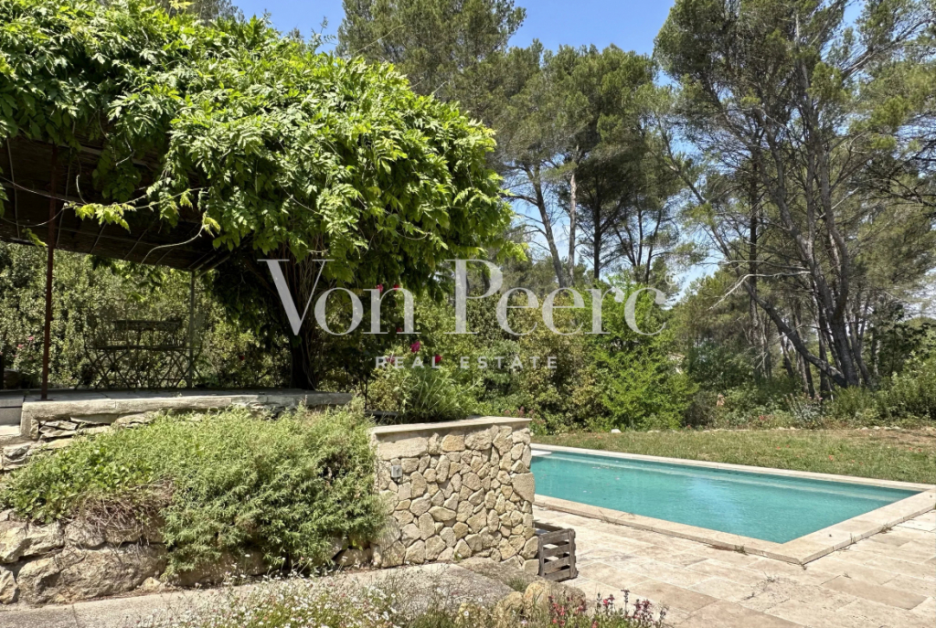 Découvrez nos annonces de maisons et villas de luxe à vendre à Saint-Étienne-du-Grès. Trouvez la propriété d'exception qui répond à vos attentes.