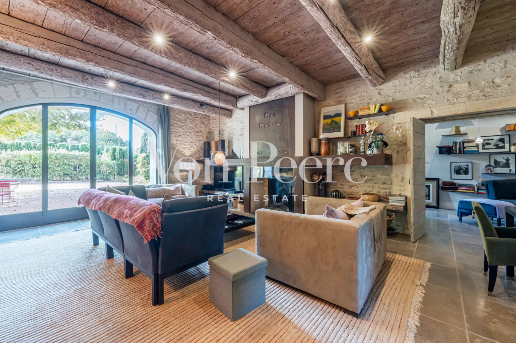 Découvrez nos annonces de maisons authentiques à vendre à Saint-Rémy-de-Provence. Trouvez la maison de vos rêves au cœur de la Provence.