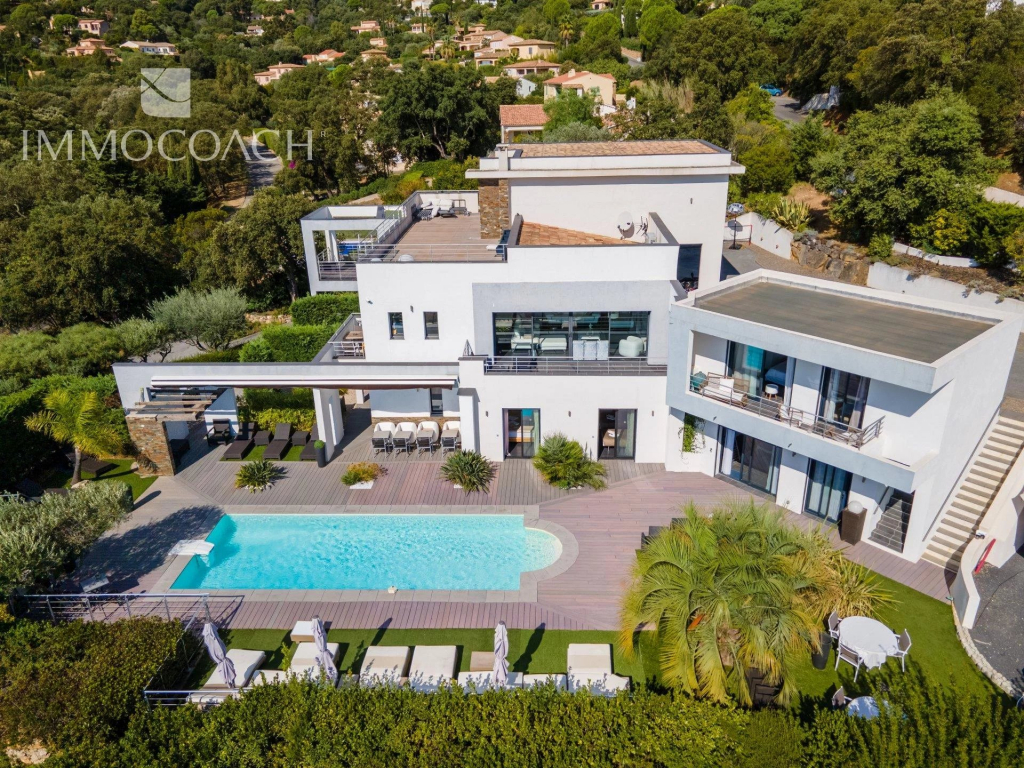 Propriétés de luxe à vendre à Cavalaire-sur-Mer. Villas, appartements et maisons de prestige avec vue mer et accès plage. Exception sur la Côte d'Azur.