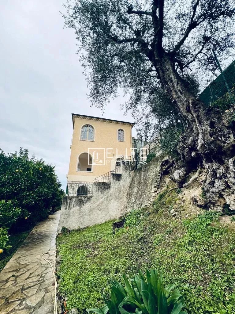 Découvrez nos annonces de maisons, villas et propriétés de luxe à Fabron, Nice. Investissez dans une propriété d'exception avec vue sur la mer Méditerranée.