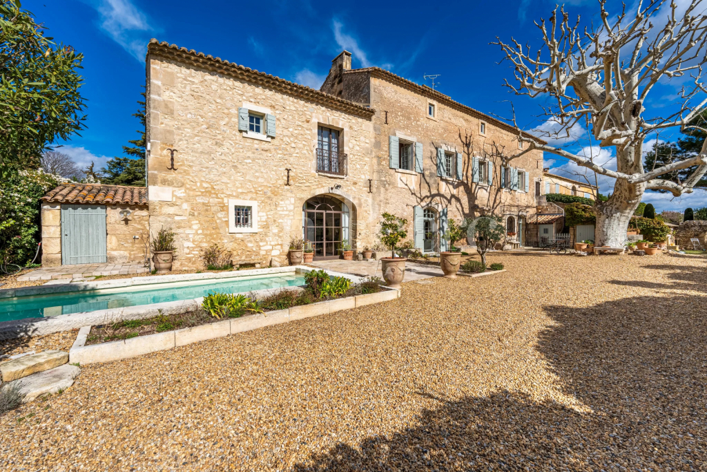 Découvrez le marché immobilier de luxe en Provence : propriétés d'exception, villas modernes, bastides historiques, prix et tendances des villes clés.