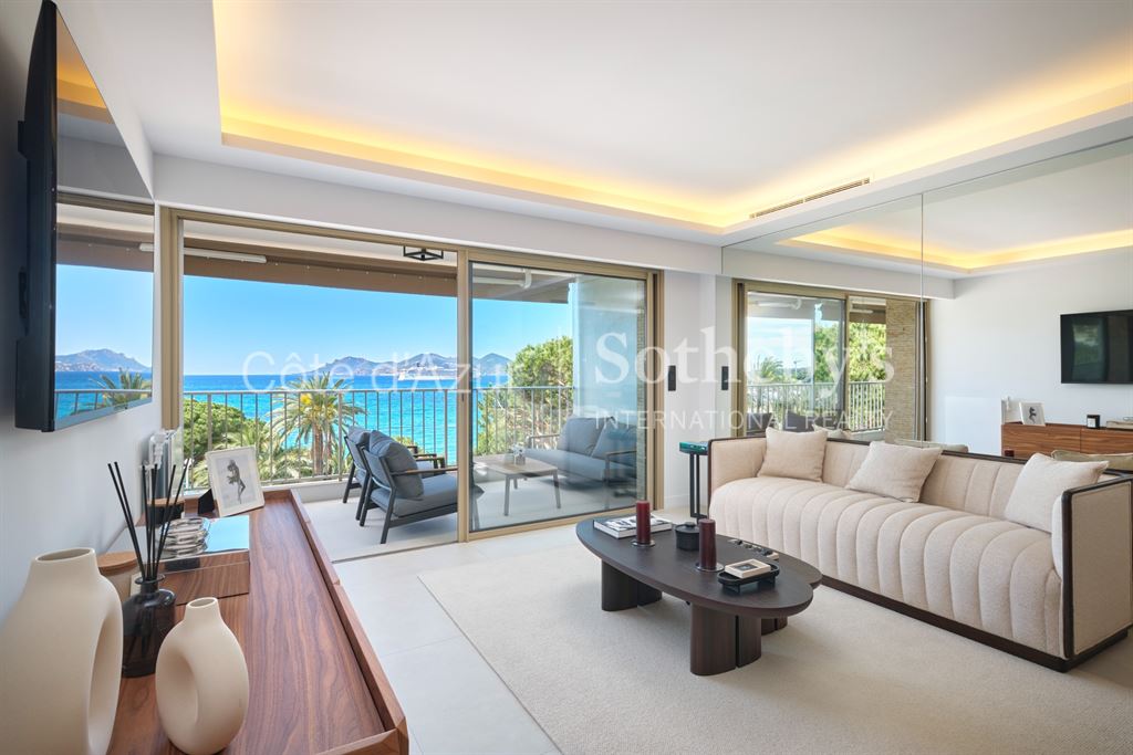 Découvrez un appartement de luxe à Cannes sur la Croisette avec vue mer exceptionnelle. Ce 3 pièces moderne et lumineux, entièrement rénové, est à vendre pour 2 480 000 €.