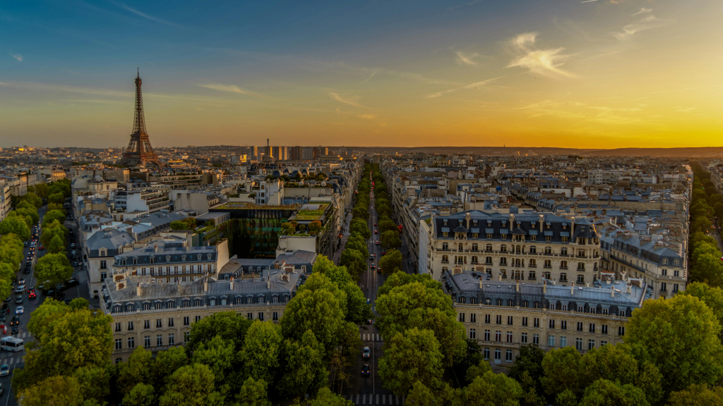 Découvrez les meilleures adresses de luxe à Paris boutiques prestigieuses restaurants étoilés galeries dart hôtels de luxe et expériences uniques