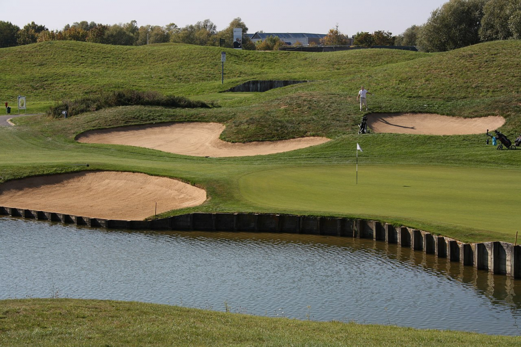 Les plus beaux terrains de golf en France : Golf National, Chamonix, Deauville et bien d'autres. Un mélange parfait de sport et de paysages exceptionnels.