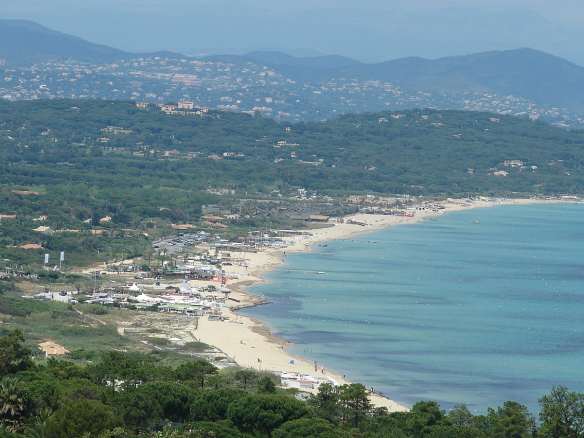 Discover the most beautiful beaches of the French Riviera: luxury, fine sand, crystal-clear waters, and an exclusive atmosphere. A journey to the heart of the Mediterranean