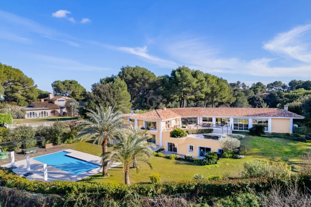 Le domaine privé des Parcs de Mougins est une destination de choix pour l'achat de villas de luxe, offrant un cadre naturel exceptionnel sur la Côte d'Azur.