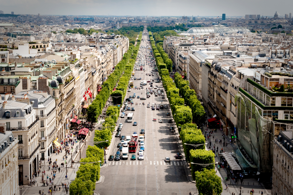 Découvrez pourquoi investir dans l'immobilier de prestige en France est un choix judicieux pour les acheteurs internationaux.