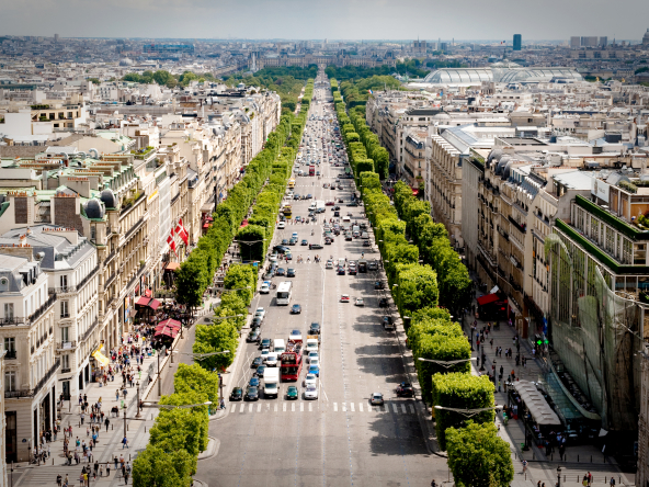 Découvrez pourquoi investir dans l'immobilier de prestige en France est un choix judicieux pour les acheteurs internationaux.