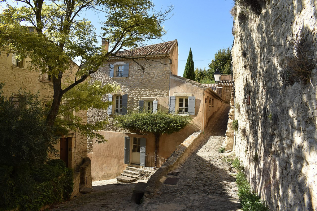 Explorez les sites incontournables du Luberon en Provence : villages pittoresques, paysages époustouflants et patrimoine exceptionnel à découvrir.