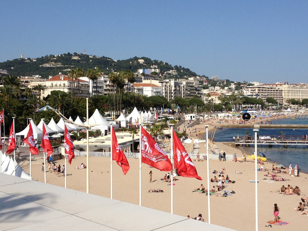 Villas d'exception à vendre à Cannes avec vue mer imprenable. Profitez d'un cadre luxueux, d'une architecture moderne et d'un emplacement unique. 🏡