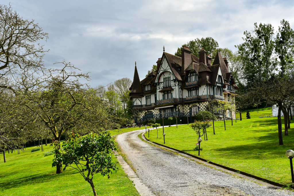 Immobilier de luxe en France Investir en immobilier de luxe en France Les meilleures régions les tendances actuelles et les étapes clés pour un investissement réussi